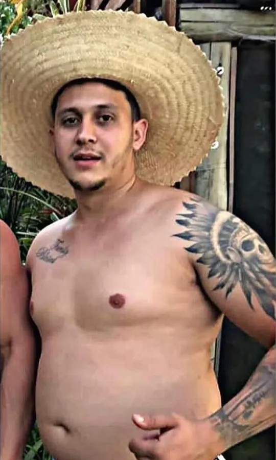 Aluno antes, sem camisa e de chapéu de palha