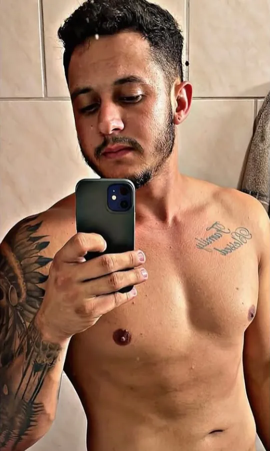 O mesmo aluno depois, sem camisa em frente ao espelho