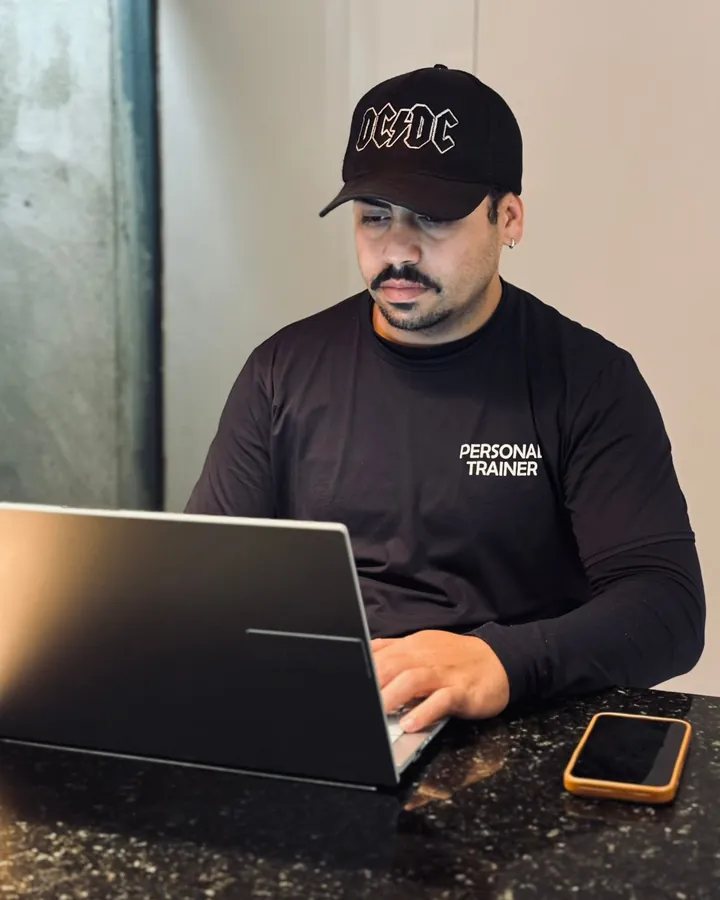 Igor montando um treino no notebook